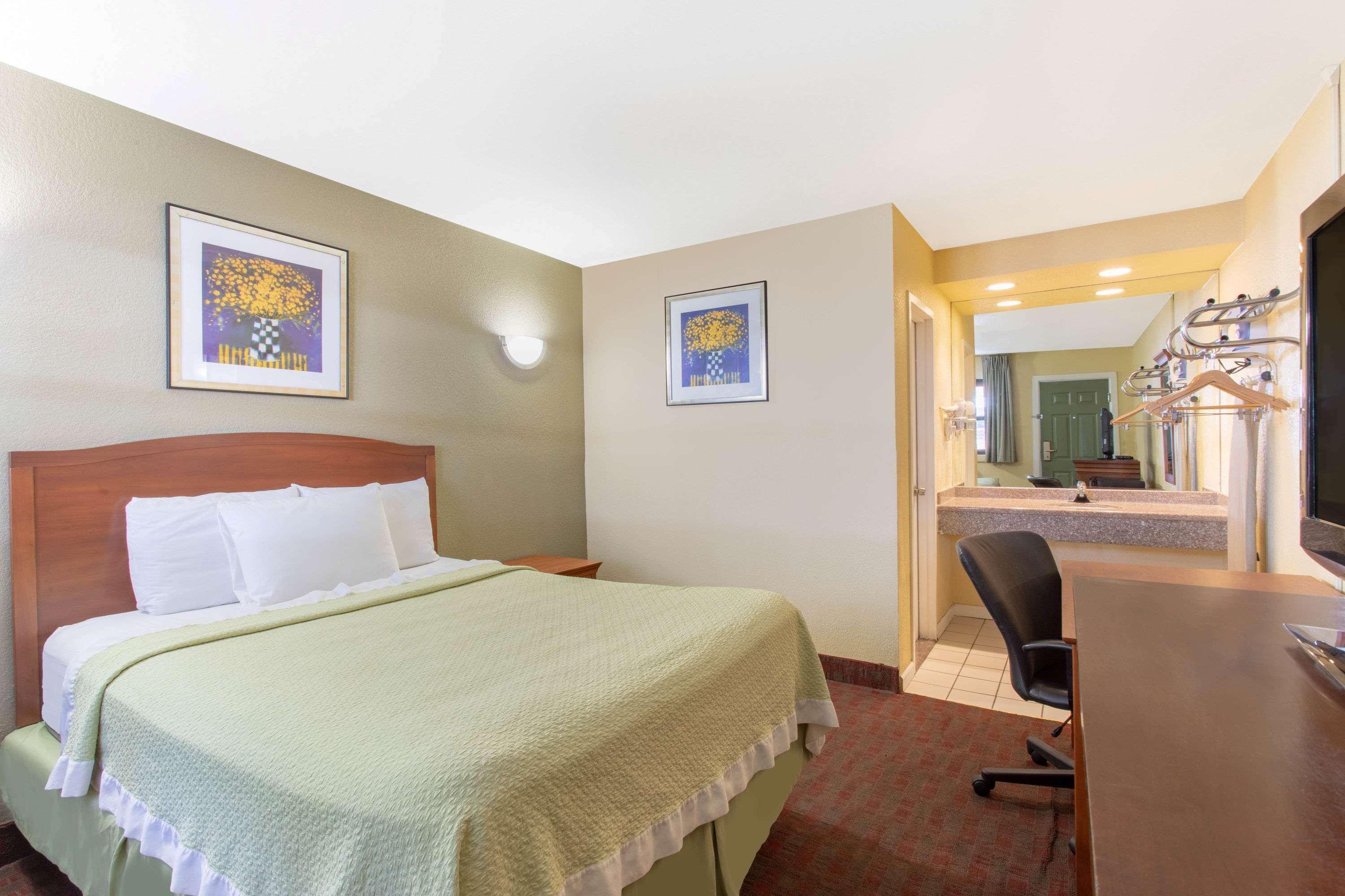 Days Inn By Wyndham Elmsford Exteriér fotografie