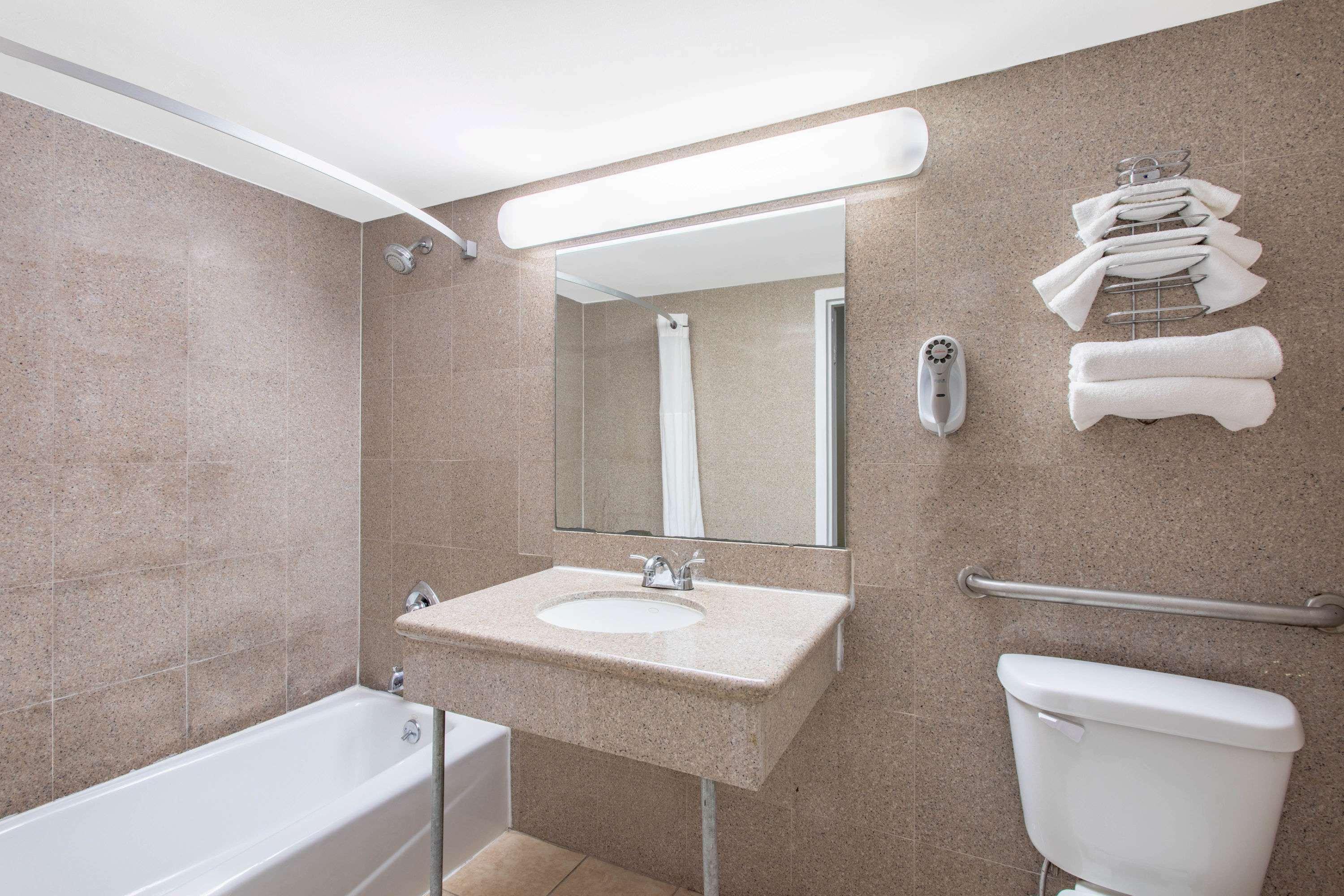 Days Inn By Wyndham Elmsford Exteriér fotografie