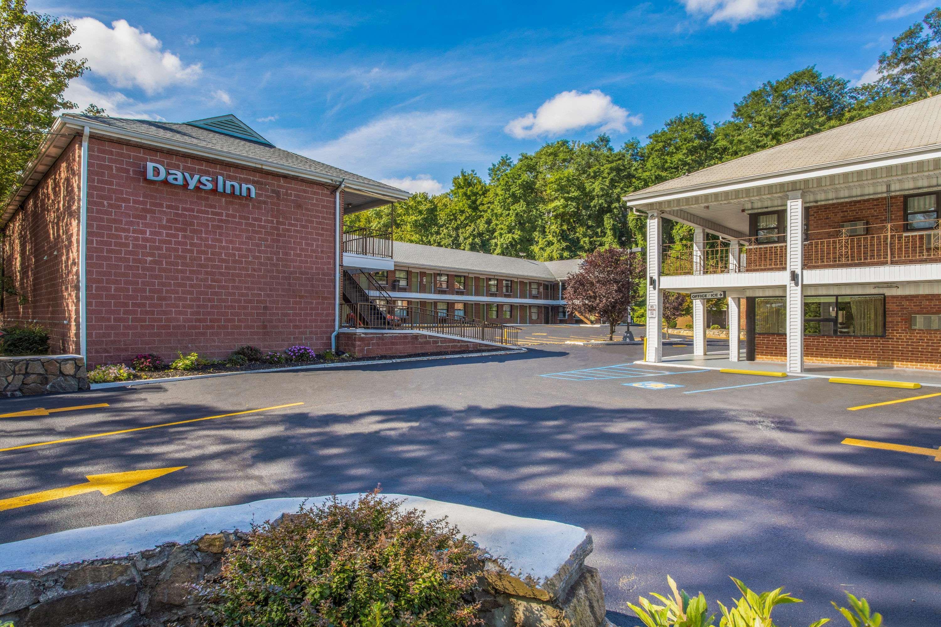 Days Inn By Wyndham Elmsford Exteriér fotografie