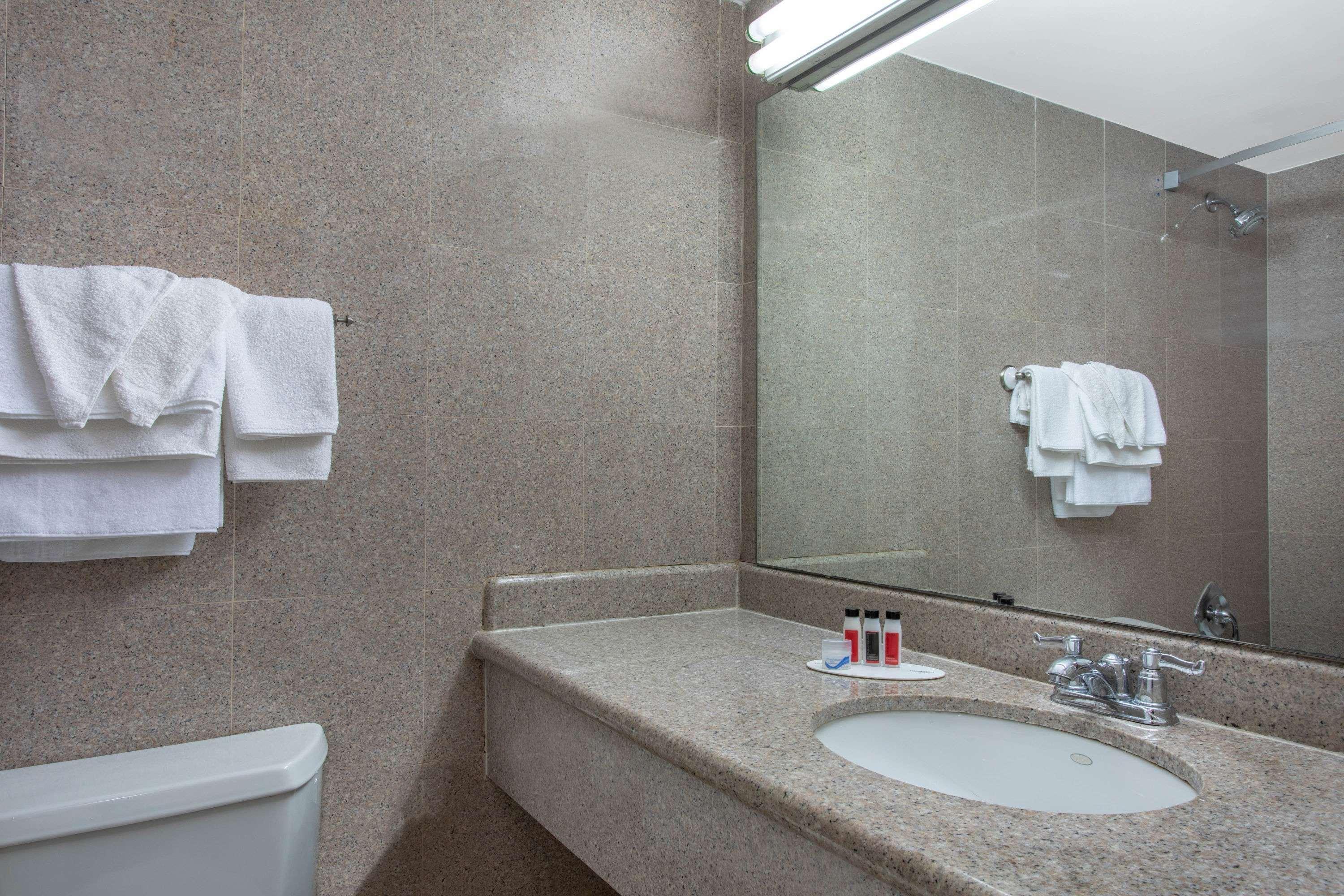 Days Inn By Wyndham Elmsford Exteriér fotografie