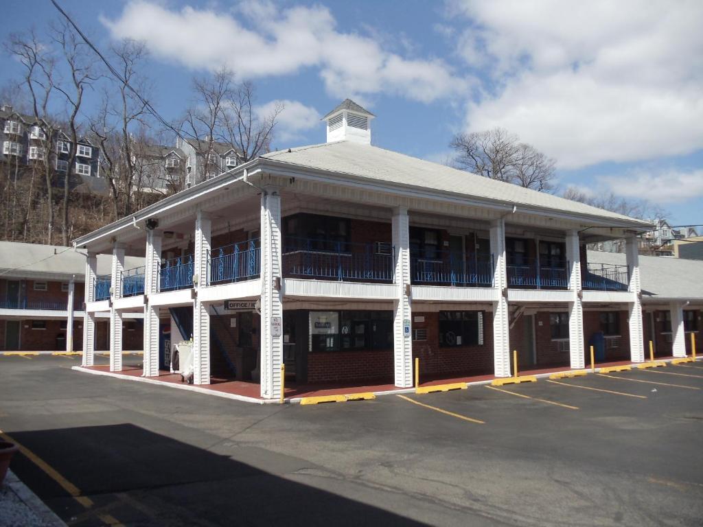 Days Inn By Wyndham Elmsford Exteriér fotografie
